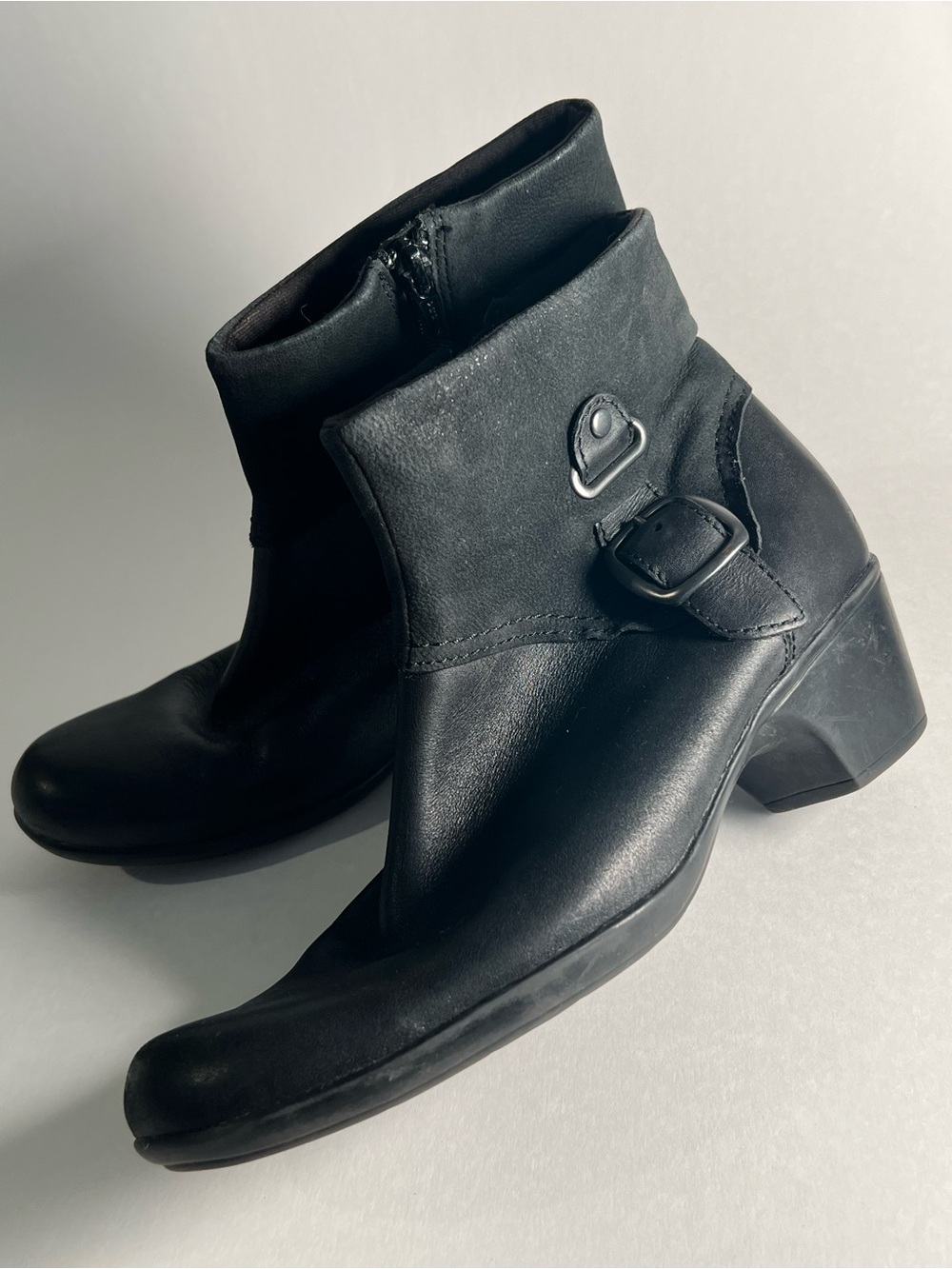 Clark’s Women’s Black Leather Ankle Boots - Classic Buckle Design Size 8.5